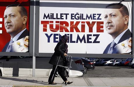 Premiér Erdogan na volebním billboardu.
