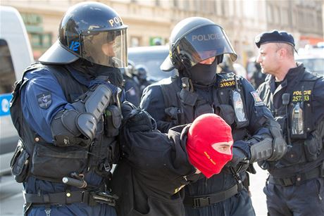 Policie zasahuje ped zápasem proti sparanským fanoukm.