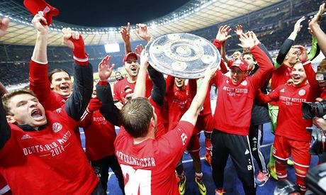 Fotbalisté Bayernu s trofejí.