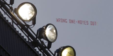 Vzkaz pro trenra Moyese vlajc za letadlem od fanouk United