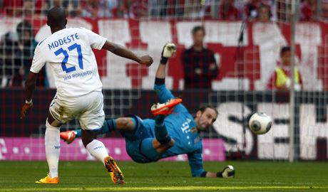 Anthony Modeste pekonává Toma Starkera v brán Bayernu