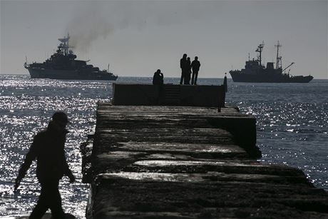 Ruské lodi zablokovaly výjezd z Donuzlavského zálivu, kde se ti lod ukrajinského námonictva odmítly vzdát ruským silám.