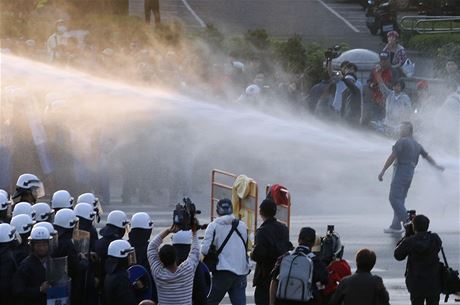 Tchajwanská policiem rozhání demonstranty slzným plynem.