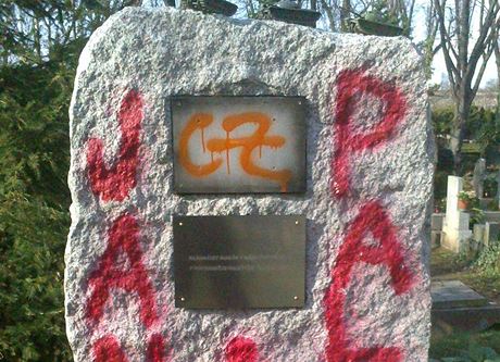 Kontroverzní pomník na praských Olanských hbitovech oslavující sovtské internacionalisty nkdo postíkal sprejem. erven na nj napsal "Jan Palach" a pod nápis nakreslil kí. 