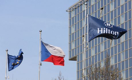 Vlajky ped hotelem Hilton v Karln.