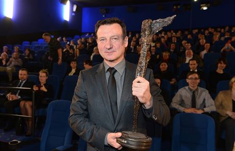 Herec Robert Wieckiewicz pebírá cenu za Andrzeje Wajdu.
