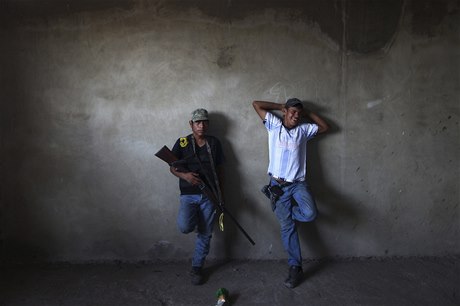 Vigilantes pózují ve svém útoiti.