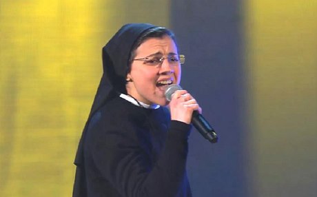 Zpívající italská jeptiška se stala hvězdou internetu.