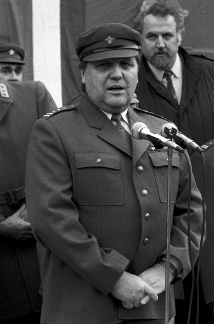 Miroslav tpán na snímku ze 24. února 1989 pi pedávání praporu jednotce Lidových milicí v KD Tatra Smíchov.
