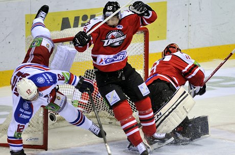 Zleva Jií Novotný ze Lva a Petter Wirtanen a branká Michael Leighton z Doncku.