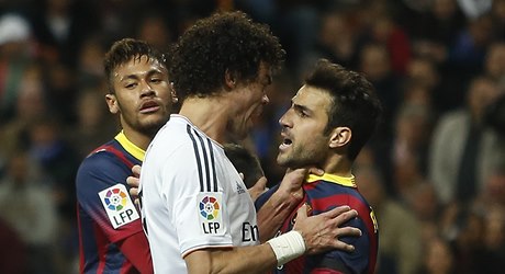 Pepe (vlevo) se pouchuje Fabregasem.