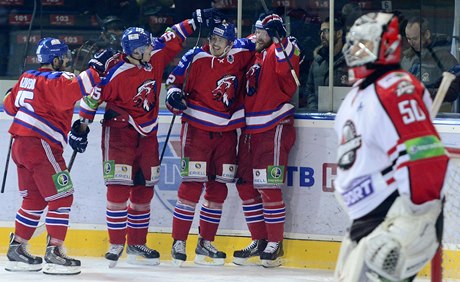 Hokejisté Lva slaví dalí gól v síti Doncku
