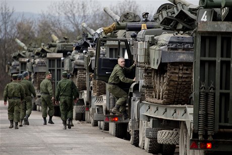 Ukrajinští vojáci se stahují z Krymu. Na snímku jednotky přesouvající se ze základny v Perevalném nedaleko Simferopolu.