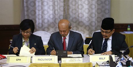 Filipínská vláda podepsala mírovou dohodu s hlavní muslimskou povstaleckou skupinou. Koní tím letitý konflikt, který suoval Filipíny.