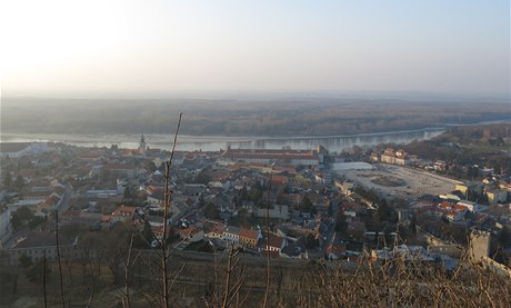 Město se svažuje z kopce k Dunaji.