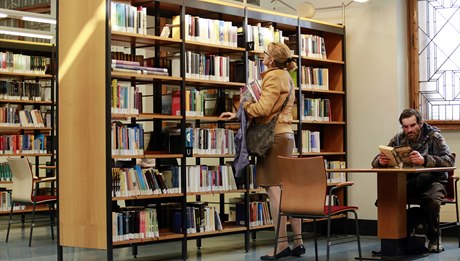 Knihovnu u nkolik let trápí problém s bezdomovci.