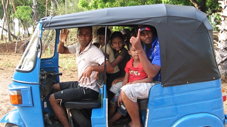 Tuk-Tuk na Srí Lance rozhodne není pouze pro dva pasaéry.