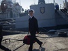 Posádka jedné z ukrajinských lodí opoutí palubu v pístavu Sevastopol, kde byla lo zabavena proruskými silami.