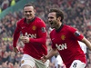 Wayne Rooney a Juan Mata slaví gól v zápase proti Aston Ville