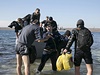 Písluník ukrajinské posádky pomáhá svým kolegm poté, co opustili lo Konstantin Olansky, blokovanou v Donuzlavském zálivu ruskými lodmi. 