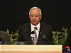 Malajsijský premiér Najib Razak oznamuje píbuzným pasaér tragickou zprávu o...