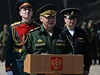 Ruský ministr obrany Sergej ojgu promlouvá k ruským jednotkám shromádným na vojenské základn v Sevastopolu.