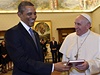 Barack Obama a pape Frantiek si pedávají dary.