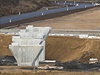 Stavba dálnice D8 u ehlovic: mostní pilí dálniního nadjezdu. Stav k listopadu 2013.