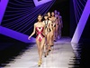 Výrazné vzory, rafinované stihy a vysoké podpatky. Takový byl Fashion Week v Pekingu bhem pehlídky plavek.