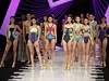 Mezi desítkami krásných modelek na pekingské pehlídce plavek v rámci Fashion Weeku se mihli i mui.