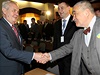 Snm Starost a nezávislých. Prezident Milo Zeman si potásá rukou s bývalým ministrem zahranií Karlem Schwarzenbergem. 
