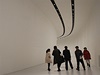 Interiér je zvlnný a minimalistický, co je pro Zahu Hadid chrakteristické.