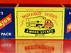 Znaka Matchbox odkazuje na zpsob balen model do krabiek od zpalek, nkter balen napodobuj krabiky firmy SOLO Suice.