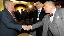 Sněm Starostů a nezávislých. Prezident Miloš Zeman si potřásá rukou s bývalým ministrem zahraničí Karlem Schwarzenbergem. 