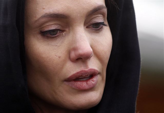 Angelina Jolie se u památníku v Srebrenici rozplakala | Lidé | Lidovky.cz