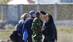 Dívka líbá ukrajinského námo�níka poblí� p�ístavu ve Feodosii.