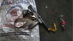 Zbra� se �lutou stu�kou. �luté slu�ky ozna�ují tzv. "vigilantes" - �leny domobrany.