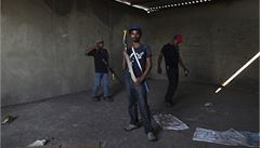 Vigilantes pózují ve svém úto�i�ti.