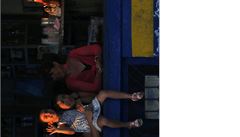 Malé dívky mávají projí�d�jícím "vigilantes" - domobran�.