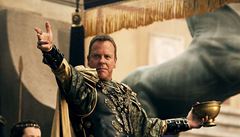 Kiefer Sutherland jako padouského ímského senátora Corvus. 