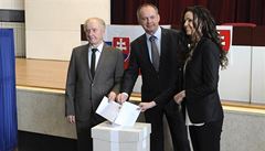 Prezidentský kandidát Andrej Kiska (uprost�ed), jeho otec Andrej a dcera Natálie odevzdali 29. b�ezna své hlasy v druhém kole prezidentských voleb v míst� svého bydli�t� v Popradu.