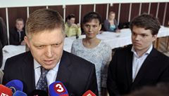 "Scientologie, to nevím ani co je. Ale zato vím, co je Fico, komunista. Toho volit nebudu," �íká star�í paní, která vychází z volební místnosti na trnavské radnici. 