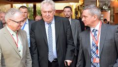 Zleva bývalý prezident Agrární komory Jan Veleba, prezident Milo� Zeman a jeho kanclé� Vratislav Myná� odcházejí ze sálu po Zemanov� projevu na mimo�ádném sjezdu Strany práv ob�an� - zemanovc� (SPOZ) 29. b�ezna v Praze.