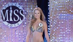 Na snímku finalistka s �íslem 1 Gabriela Bendová p�i promenád� v plavkách.