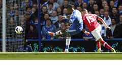 Samuel Eto'o a jeho st�ela, která skon�ila v síti.