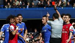 Já? diví se Kieran Gibbs rozhodnutí sudího, který mu ud�lil �ervenou kartu.