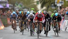 Alexander Kristoff (v �ele) mí�í do cíle.