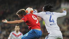 Stanislav Tecl (vlevo) a Bakary Koné v souboji