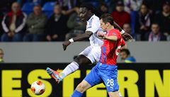 Bafétimbi Gomis z Lyonu (vlevo) a Marián �i�ovský z Plzn�