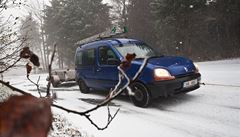 Český patent: autům na ledu pomůže automatické sypání pod kola